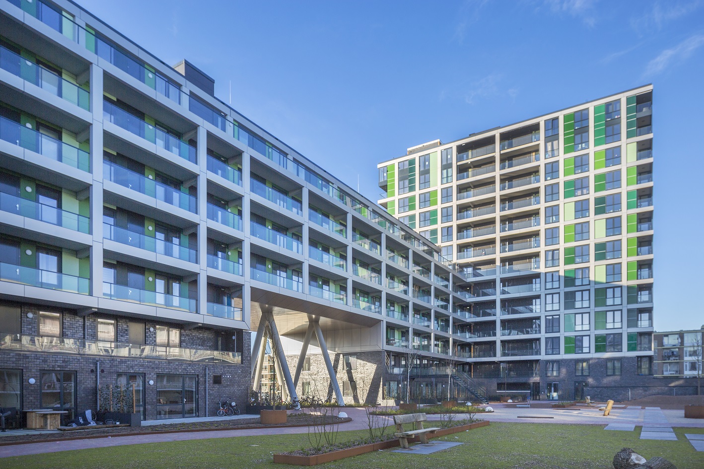 Woudt is een appartementencomplex dat bestaat uit een hoogbouw deel van 13 bouwlagen en een laagbouw deel van 7 bouwlagen. In het gebouw worden 124 drie-kamer appartementen in de vrije huur sector gerealiseerd.