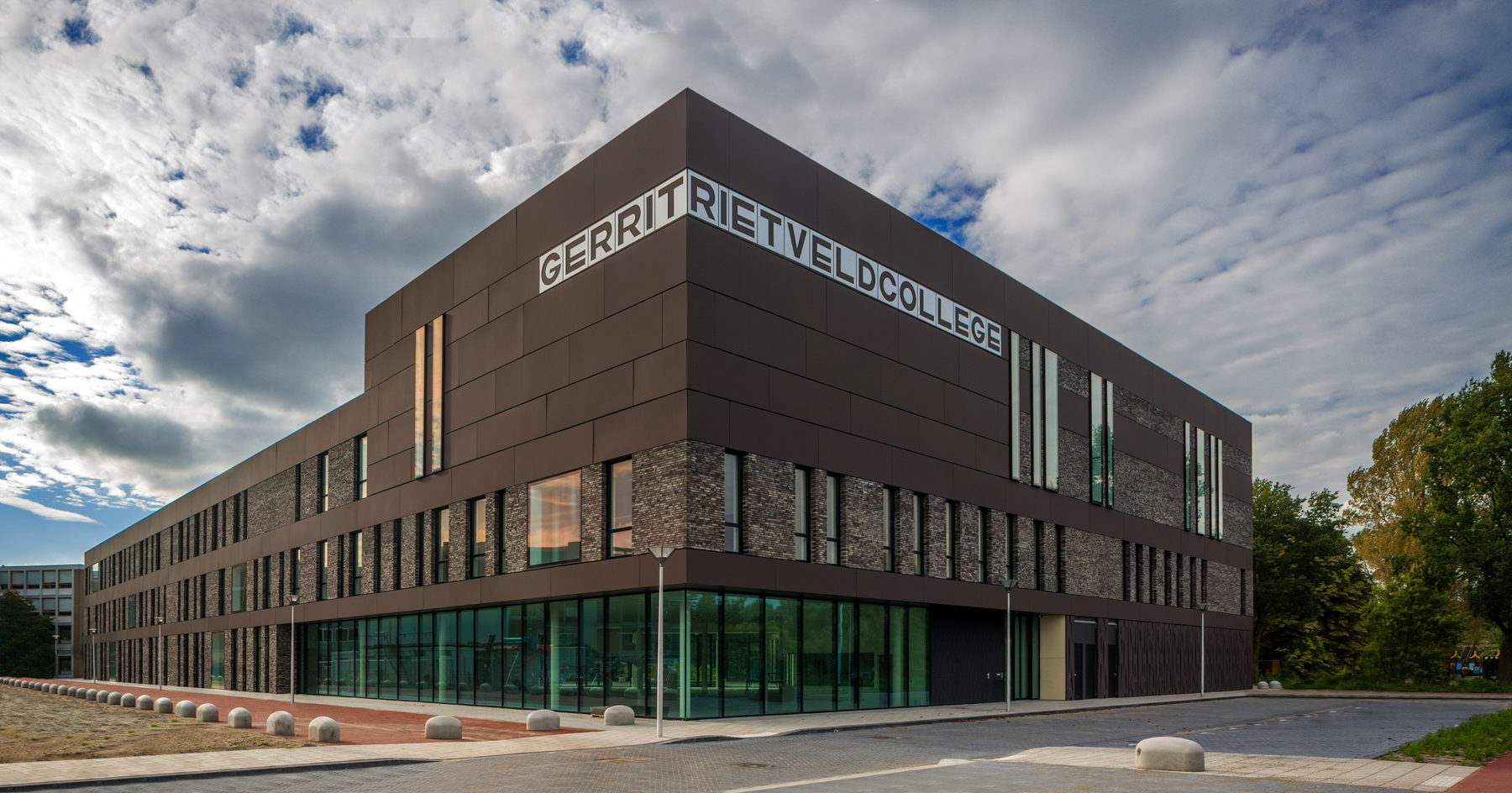 In Utrecht is de nieuwbouw van de middelbare school ‘Gerrit Rietveld College’ gerealiseerd. De school heeft een omvang van circa 9.700 m2 bruto vloeroppervlak.