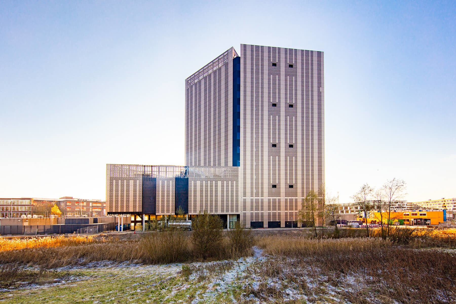 Op het Science Park in Amsterdam is een nieuw datacenter gebouwd; “Amsterdam Data Tower”. Het gebouw is 72 meter hoog, ruim 16.000 m2 groot en heeft verdiepingshoogtes van 5,4 meter.