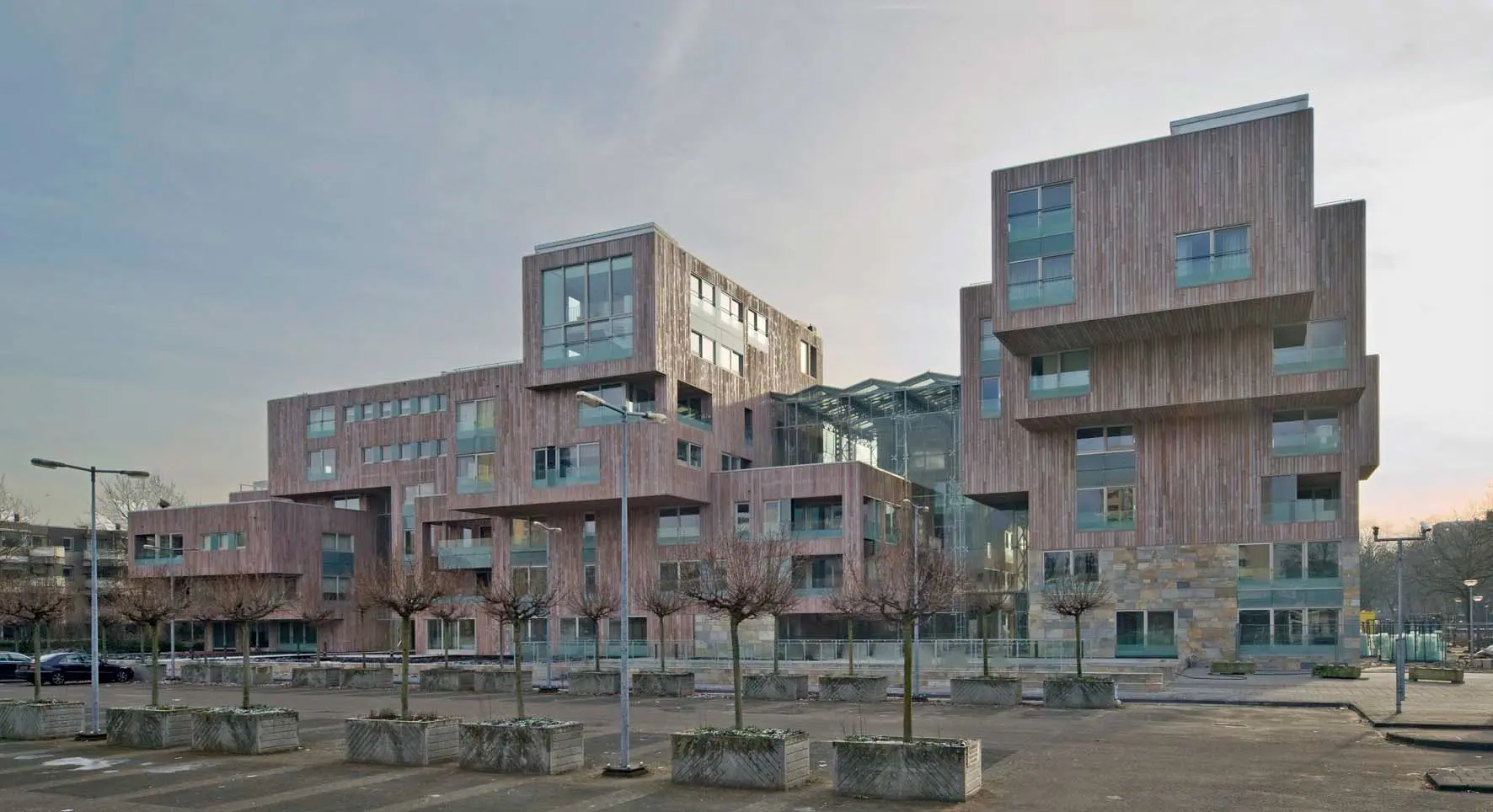 Op een kleine locatie in Buitenveldert ligt Crystal Court. Uitdaging: 37 gestapelde villa’s op een parkeergarage bouwen en het doorzicht van de wijk naar het park behouden.