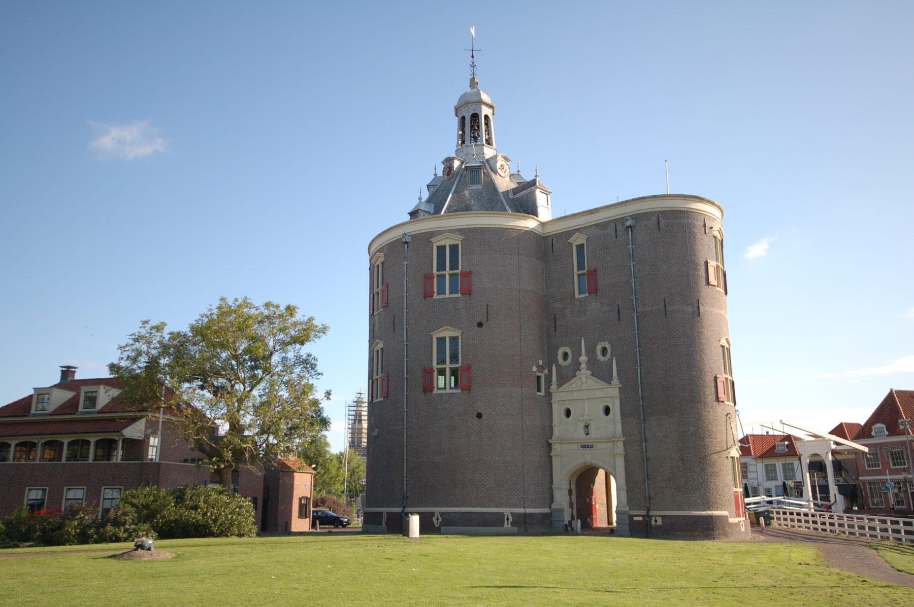 De Drommedaris is de zuidelijke toegangspoort van het oude gedeelte van Enkhuizen, in 1540 gebouwd als verdedigingsbouwwerk bij de ingang van de haven.