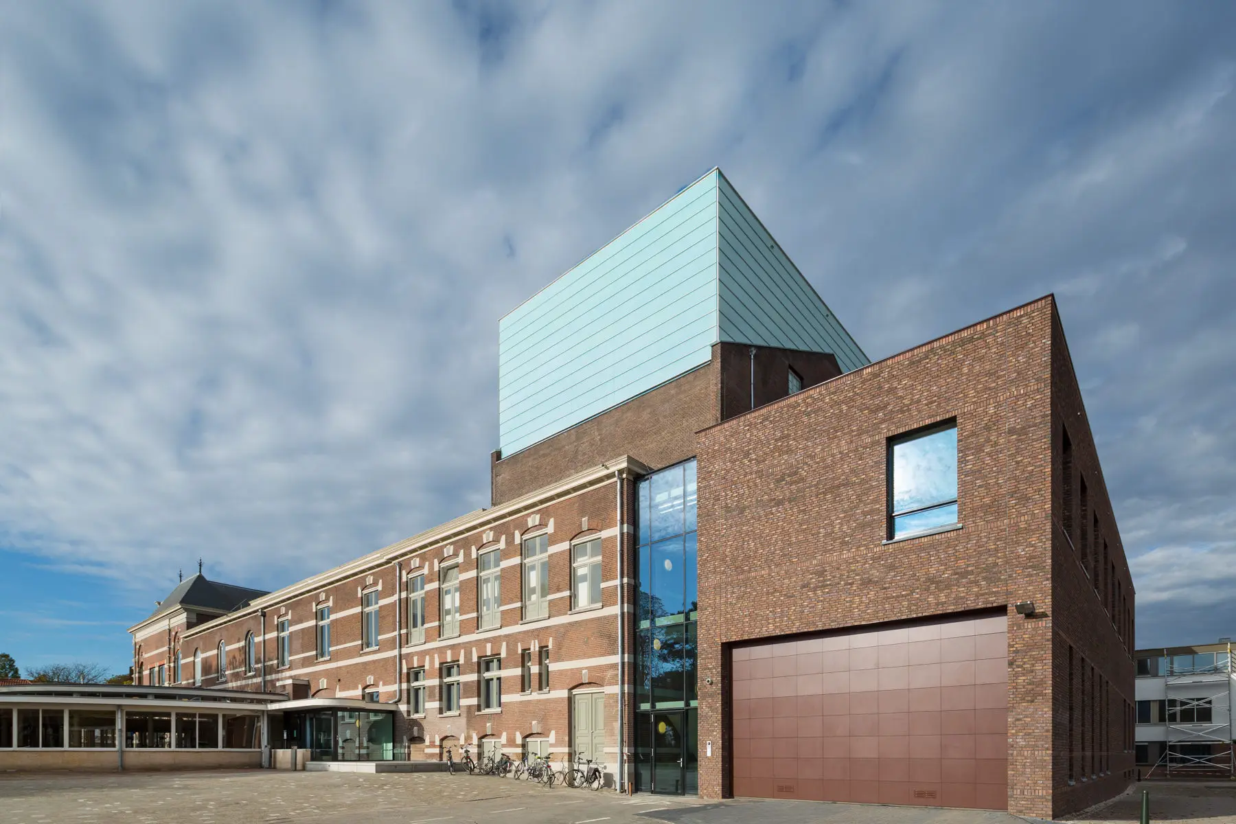 In september 2012 is Hillen & Roosen gestart met een zeer ingrijpende rastauratie en uitbreiding van Theater Kunstmin. Een rijksmonument dat in 1890 is ontworpen door J. Verheul.