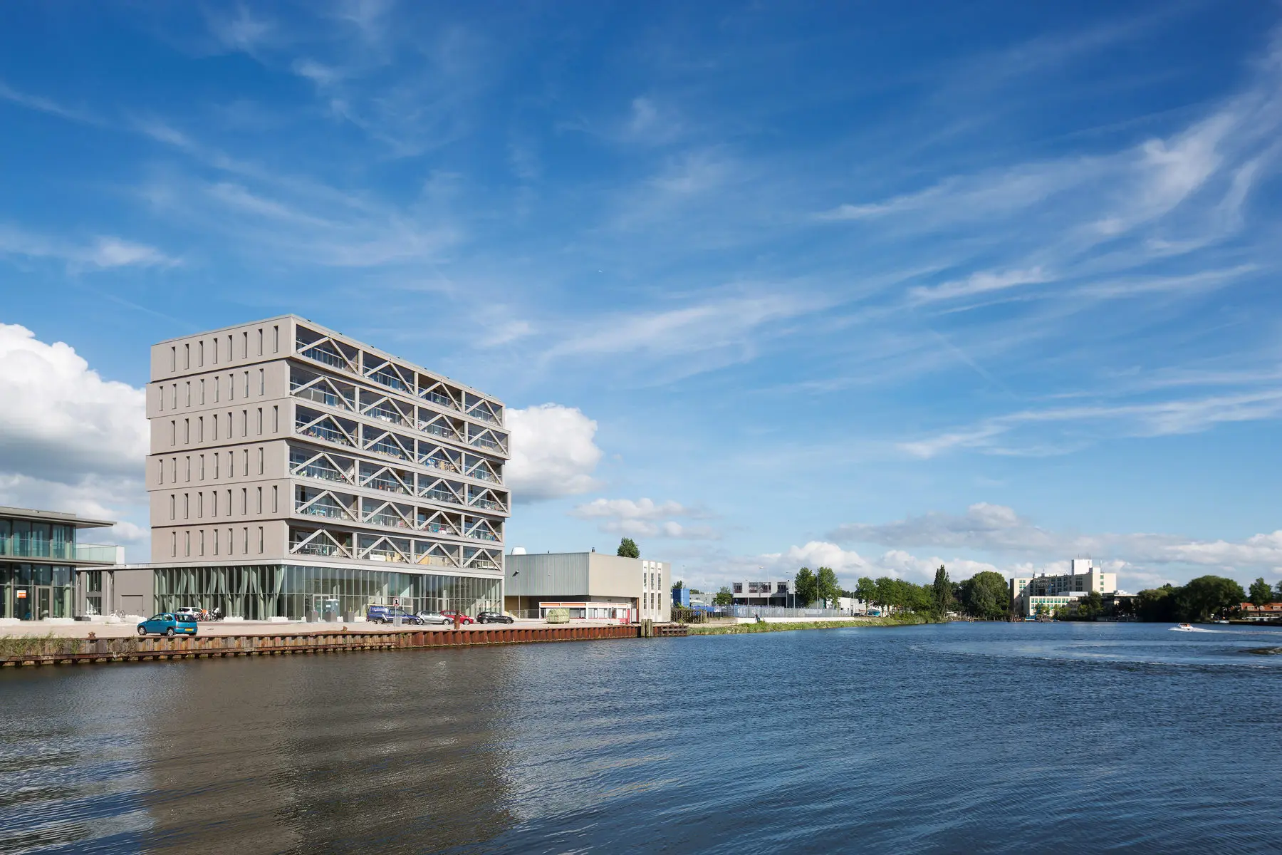 Het hoogste houten gebouw van Nederland, 30 meter hoog, is een multifunctioneel, flexibel en duurzaam gebouw in Amsterdam-Noord; een vernieuwend en gedurfd project!