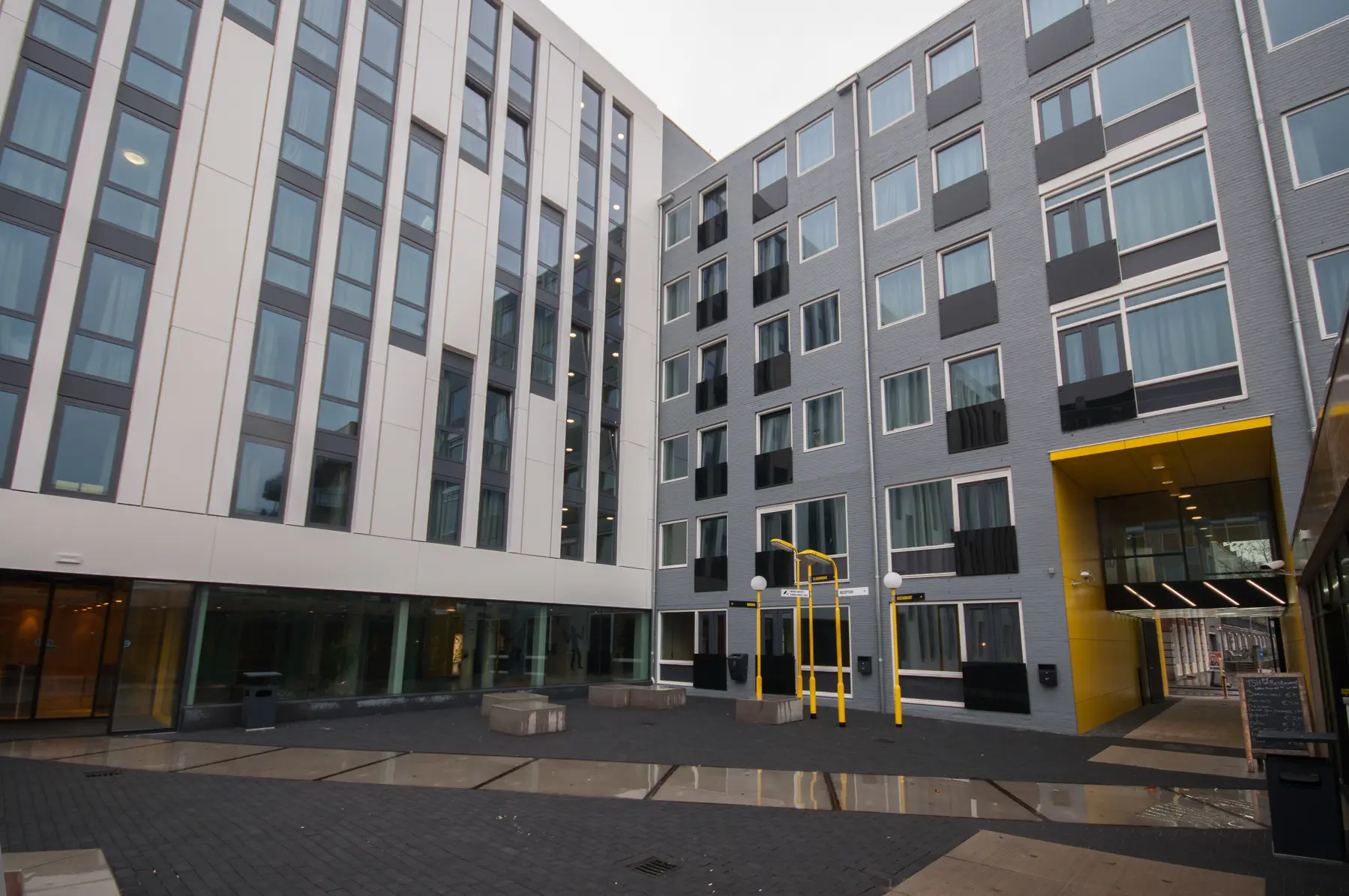 Een transformatie van formaat: in een voormalig bejaardentehuis aan de Van Limburg Stirumstraat in Den Haag heeft Hillen & Roosen een studentenhotel met 306 kamers gerealiseerd.
