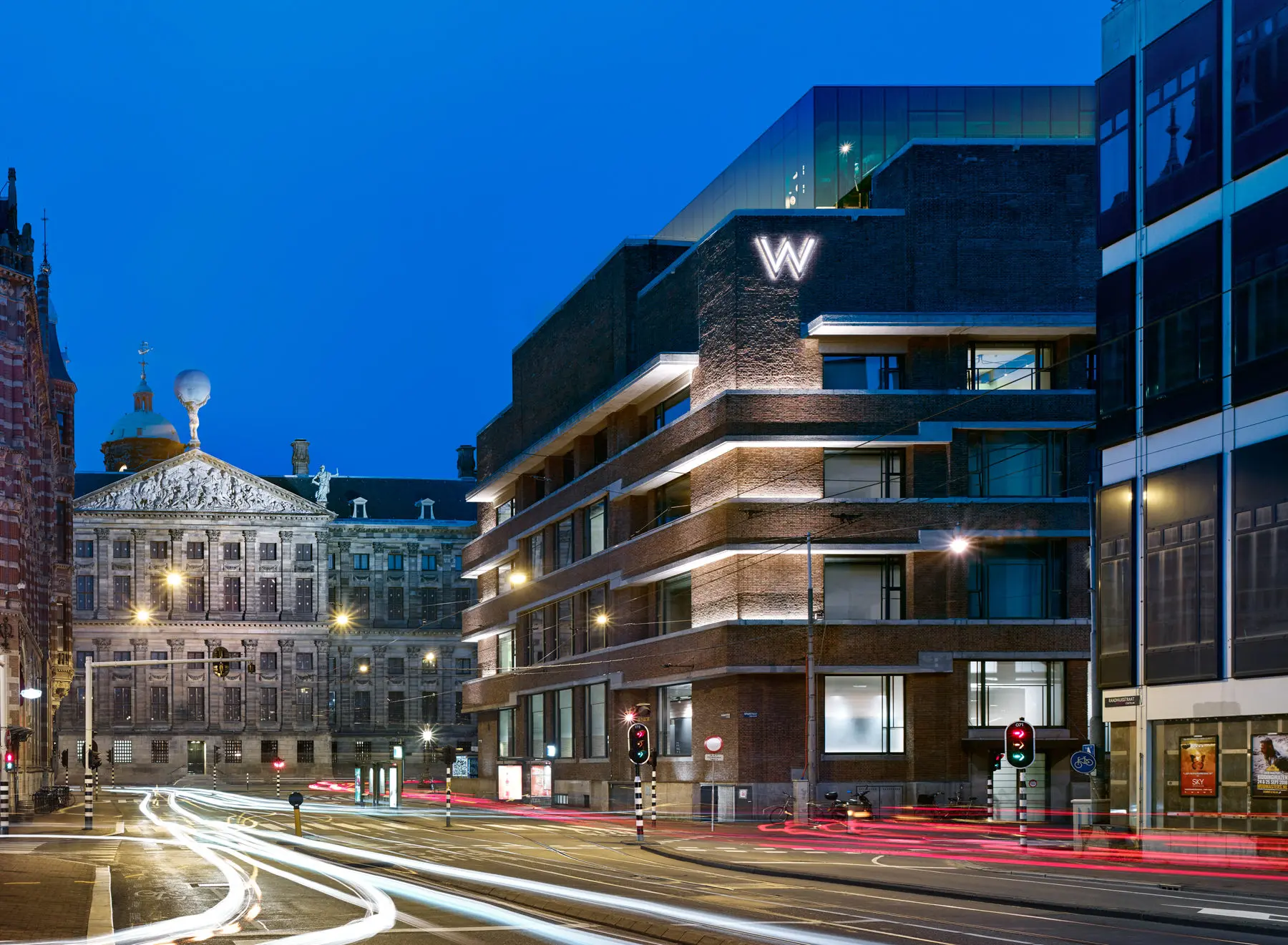 De renovatie van de voormalige Kas Bank en herbestemming tot het W vijfsterrenhotel geeft hernieuwde glans aan dit rijksmonument in het centrum van Amsterdam.
