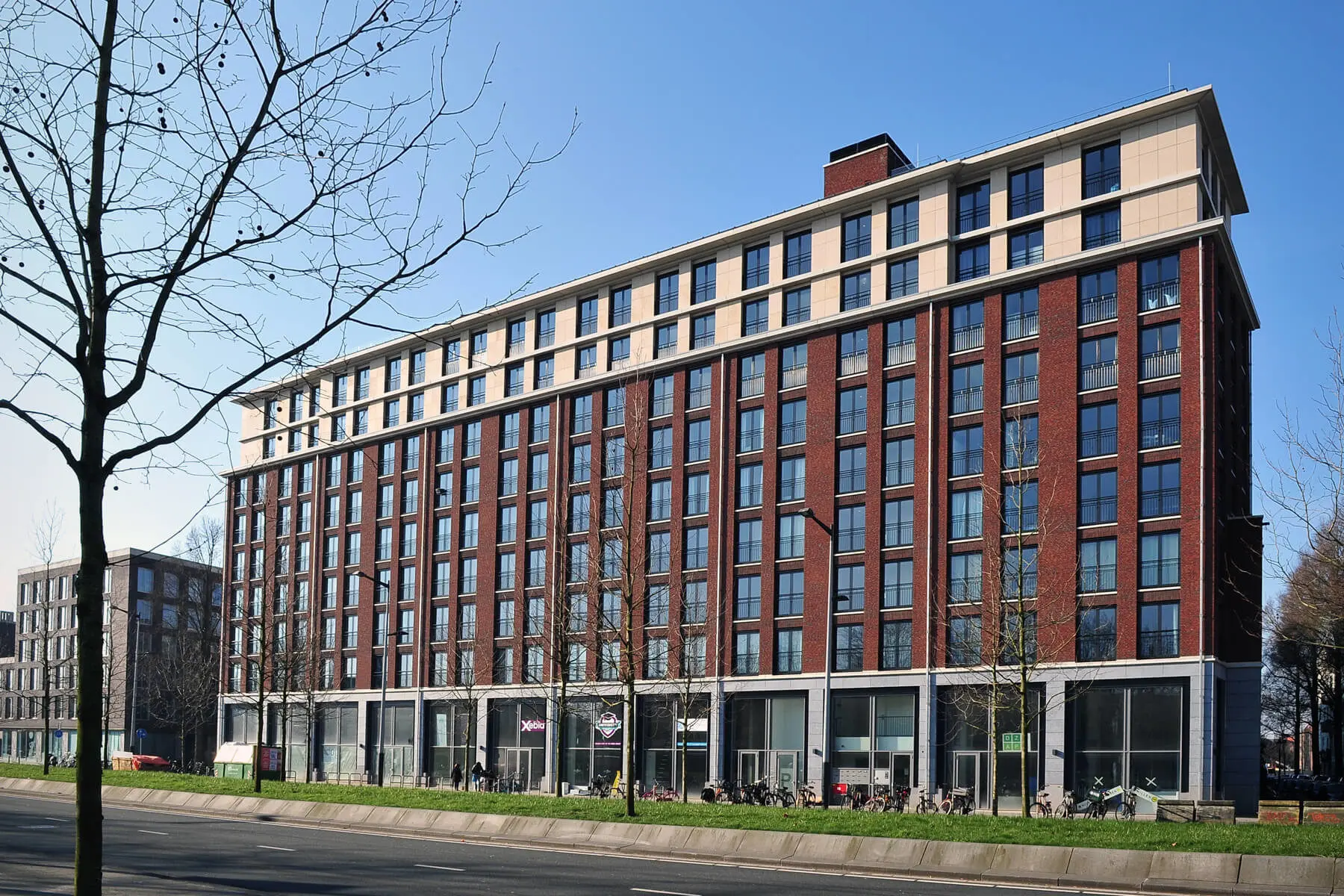 Aan de Wibautstraat in Amsterdam realiseerde wij een prachtig vormgegeven woontoren met 72 koop- en huurappartementen, 1.700 m2 aan commerciële ruimte en een dubbele parkeerkelder.