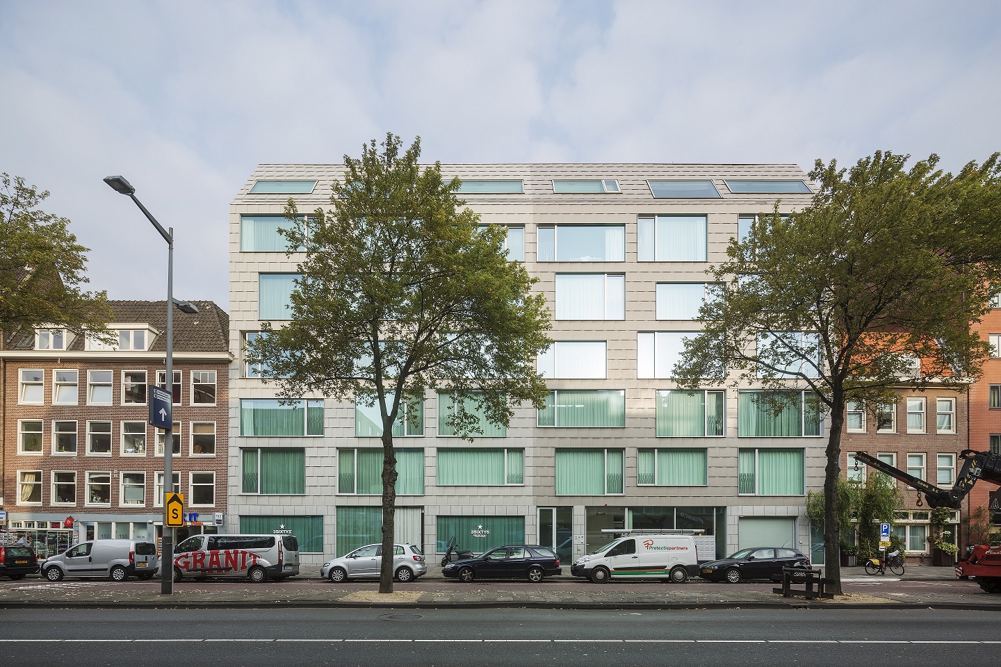 Op een unieke binnenstedelijke locatie in Amsterdam, ingeklemd tussen de Valkenburgerstraat, de Uilenburgergracht en twee belendende panden, is het project ‘The Double’ gerealiseerd.