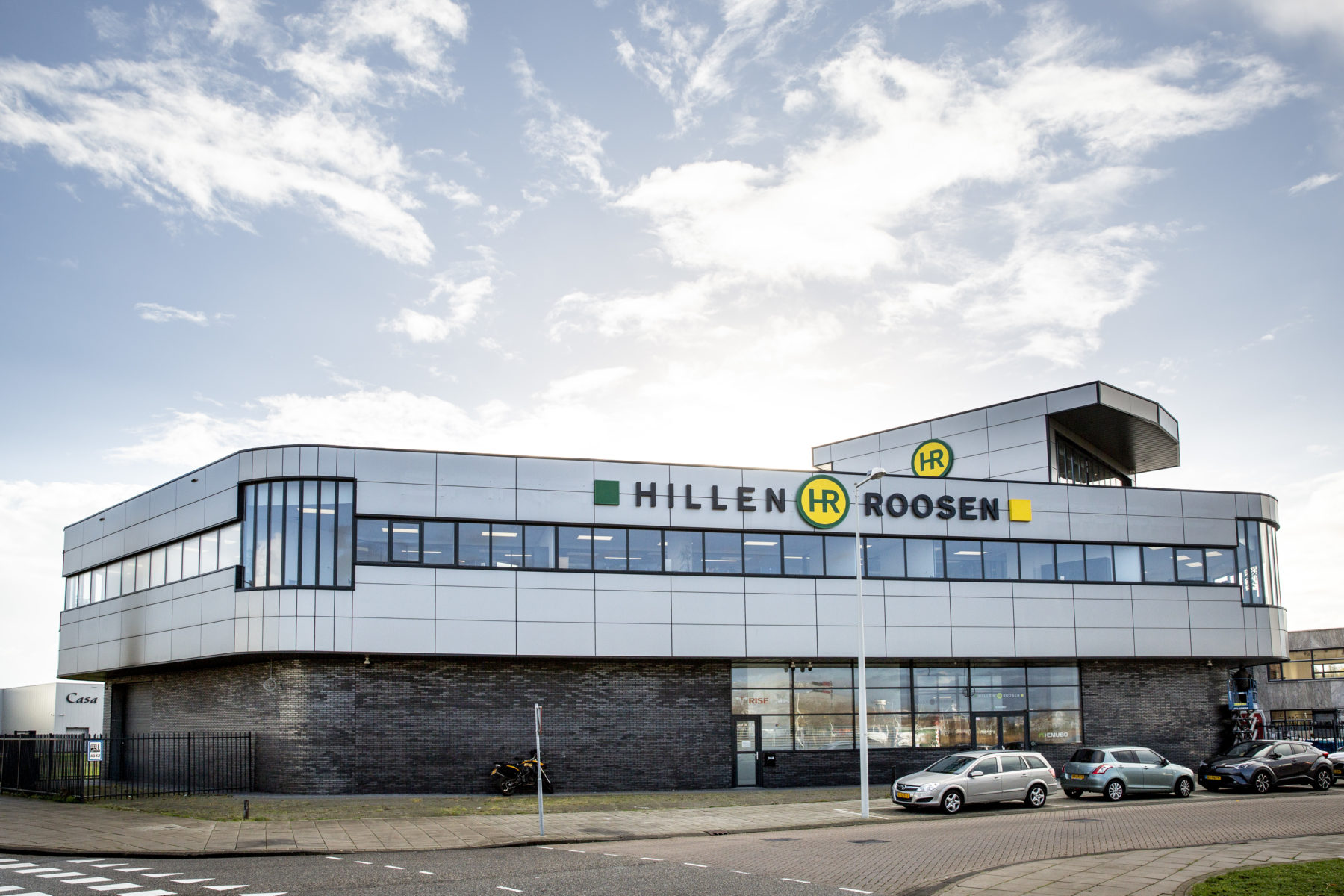 De voormalige tegelhandel en sanitairshowroom aan de Benit 30 is medio 2018 door Hillen & Roosen aangekocht, ontwikkeld en verbouwd tot haar nieuwe hoofdkantoor.